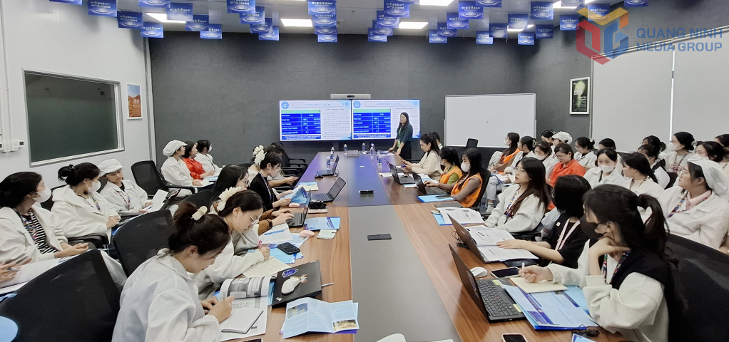 Báo cáo viên cơ quan BHXH tỉnh truyền đạt các quy định chính sách pháp luật BHXH, BHYT, BHTN tại Công ty TNHH Kỹ thuật Điện tử Tonly Việt Nam (KCN Đông Mai) tháng 11/2024.