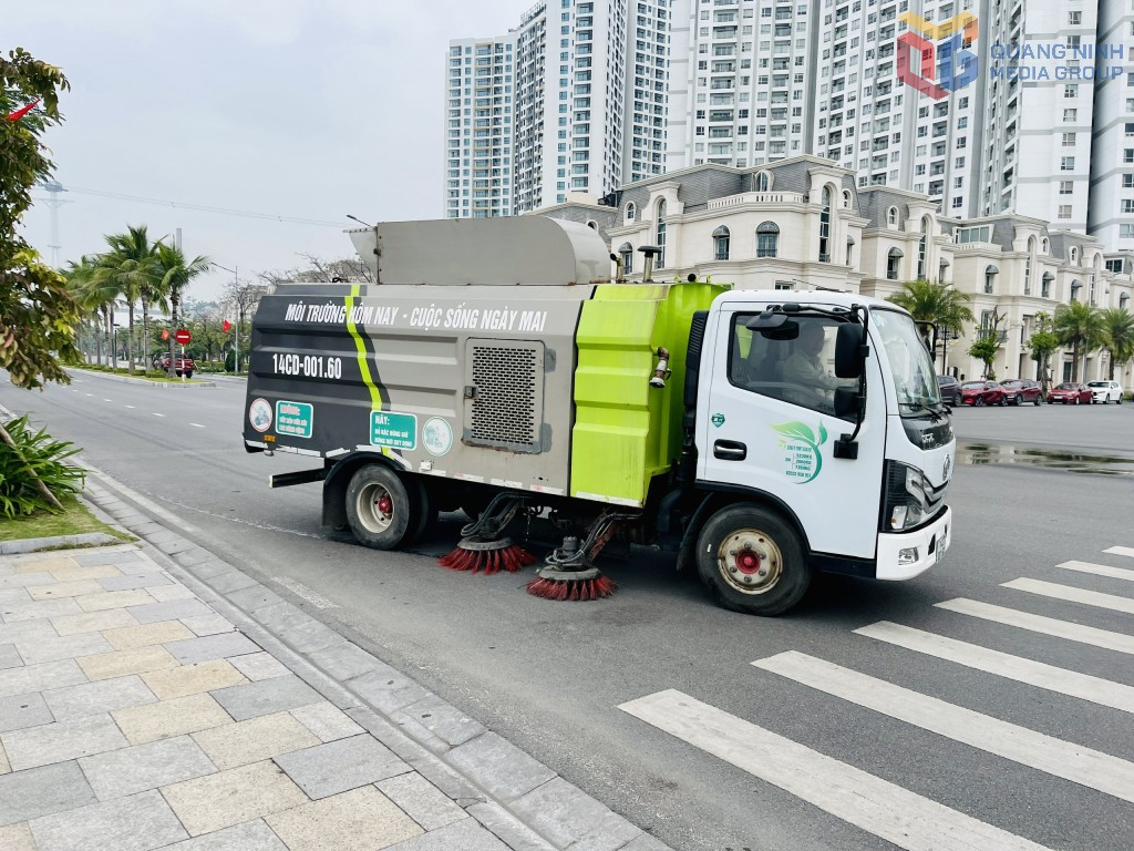 Xe quét đường, hút bụi được duy trì tại phường Hồng Gai. Xe quét đường, hút bụi được duy trì tại phường Hồng Gai.