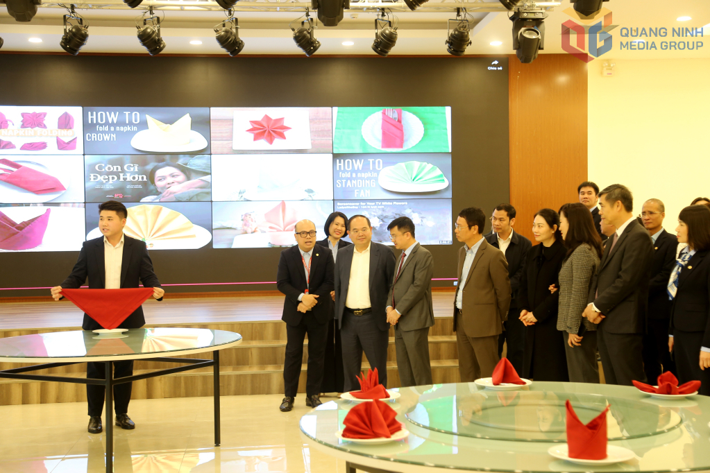 Đồng chí Bí thư Tỉnh ủy cùng đoàn công tác kiểm tra tại khoa Du lịch.