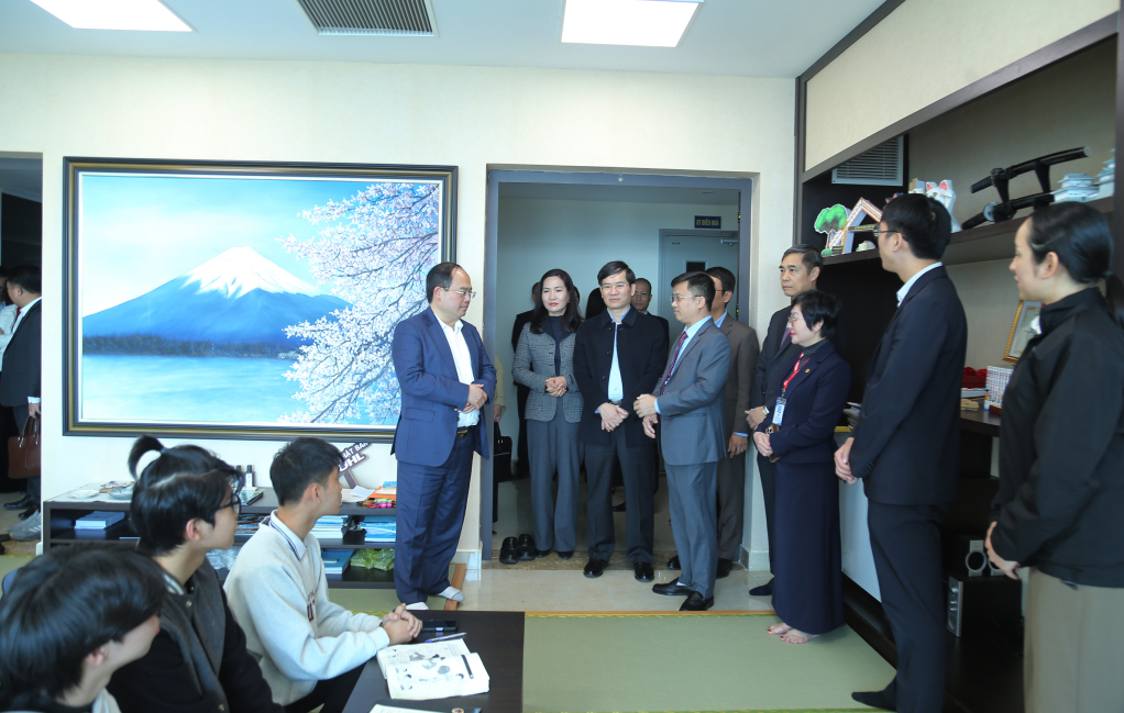 Đồng chí Bí thư Tỉnh ủy cùng đoàn công tác kiểm tra công tác dạy và học tiếng Nhật tại khoa Ngoại ngữ.