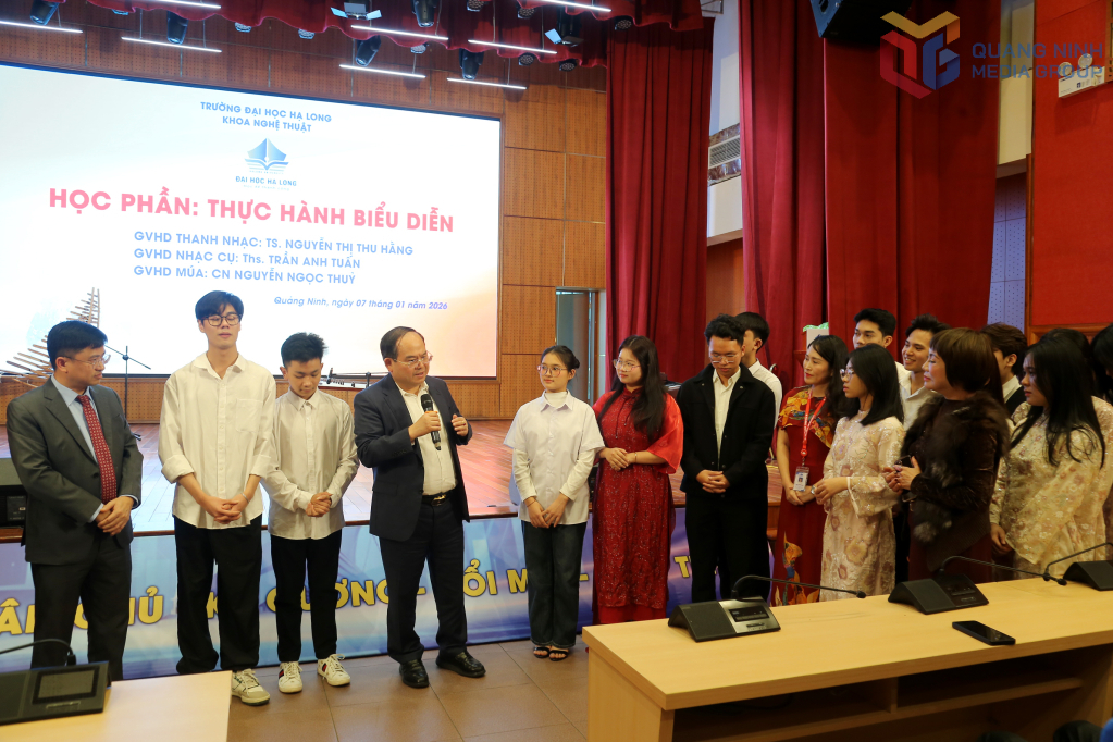 Đồng chí Bí thư Tỉnh ủy trò chuyện với thầy và trò khoa Nghệ thuật.