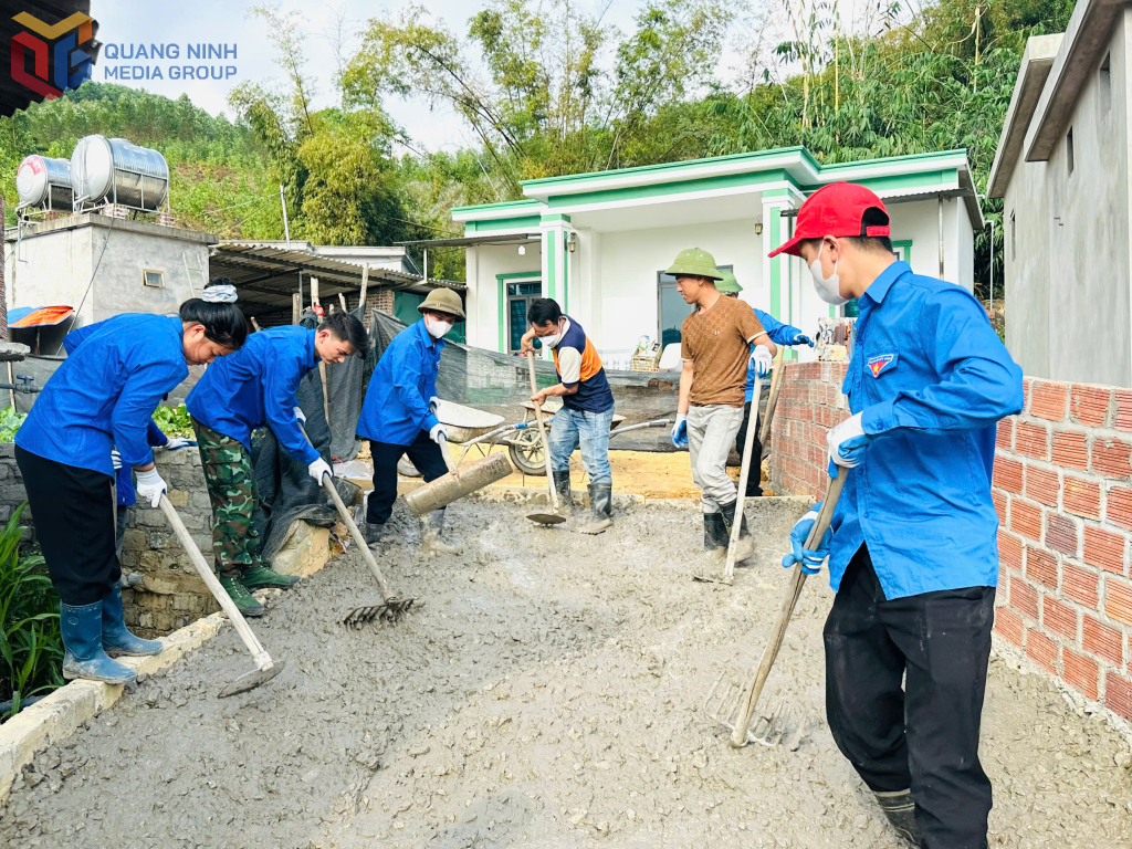 Tuổi trẻ phường Yên Tử tham gia xây dựng tuyến đường dân sinh thôn Khe Sú 1. 