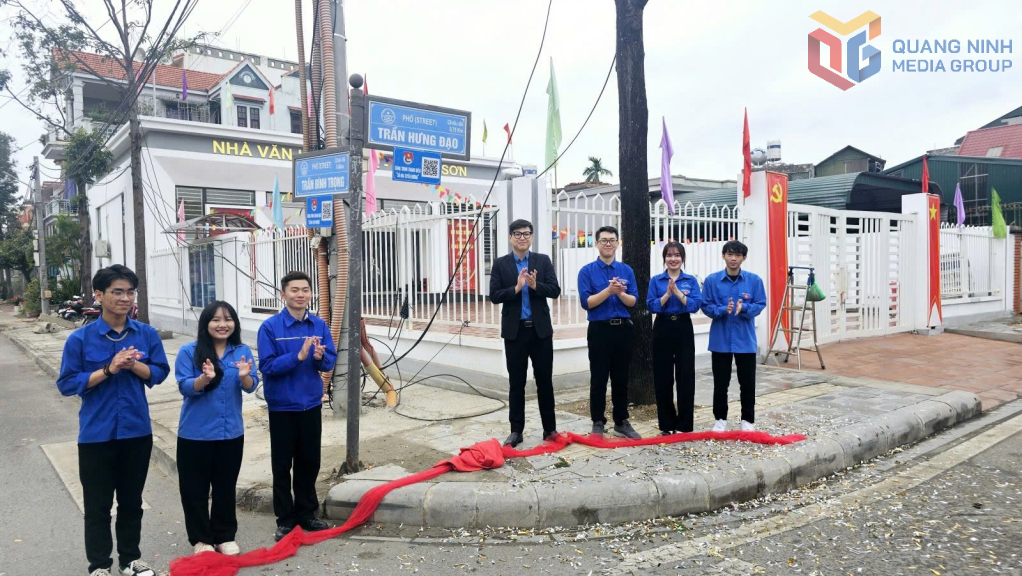 Lê Xuân Quyết (thứ 2 từ trái sang) bên công trình gắn mã QR tra cứu thông tin được gắn trên các tuyến đường trên địa bàn phường.