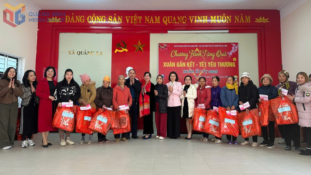 Hội Nữ Doanh nhân Quảng Ninh tặng quà Tết cho phụ nữ có hoàn cảnh khó khăn.