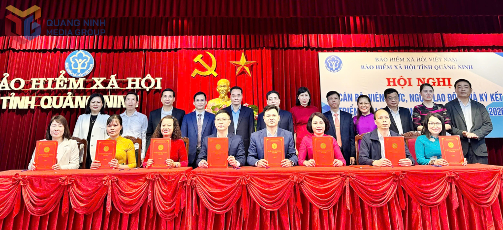 Ký giao ước thi đua giữa các phòng nghiệp vụ và BHXH các cơ sở trong triển khai nhiệm vụ năm 2026.