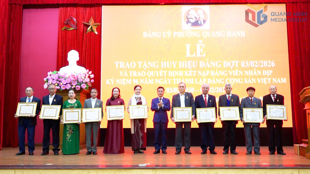 Đồng chí Đỗ Mạnh Hùng, Bí thư Đảng ủy phường trao Huy hiệu Đảng cho các đảng viên.