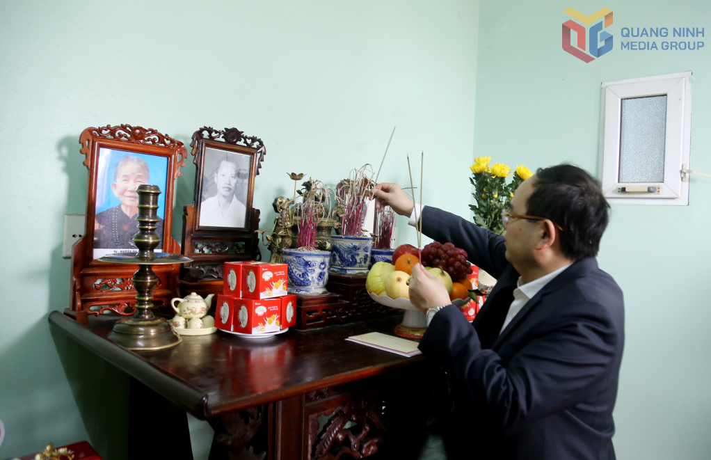 Đồng chí Quản Minh Cường, Bí thư Tỉnh ủy, Trưởng Đoàn ĐBQH tỉnh thắp hương tưởng nhớ đồng chí Nguyễn Thi, nguyên Bí thư Tỉnh ủy, khóa VI.