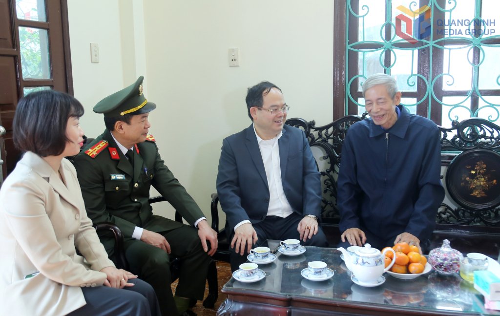 Đồng chí Bí thư Tỉnh ủy trò chuyện với gia đình của đồng chí Lê Đại, Bí thư Tỉnh ủy khóa VI, VII, VIII.