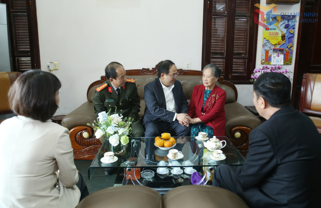 Đồng chí Bí thư Tỉnh ủy trò chuyện với bà Trần Thị Chi, vợ đồng chí Trần Ngọc Thụ, nguyên Bí thư Tỉnh ủy khóa X.