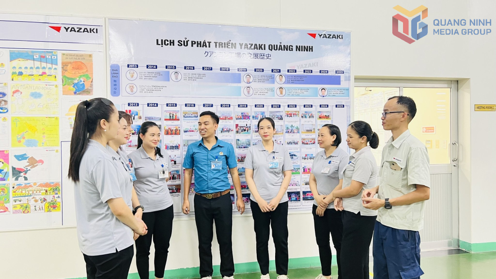 Chủ tịch Công đoàn Bùi Đức Tùng Công ty TNHH Yazaki Hải Phòng Việt Nam chi nhánh Quảng Ninh trò chuyện với người lao động.