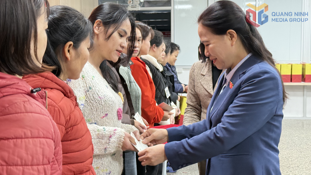 Đại biểu Quốc hội Đỗ Thị Lan tặng quà Tết cho công nhân Công ty TNHH Dệt may Weitai Hạ Long và Công ty TNHH Dệt may Weili Hạ Long.