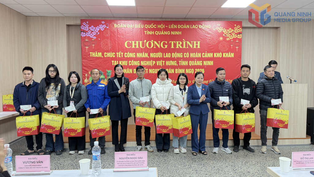 Đoàn Đại biểu quốc hội và LĐLĐ tỉnh tặng quà Tết cho công nhân.