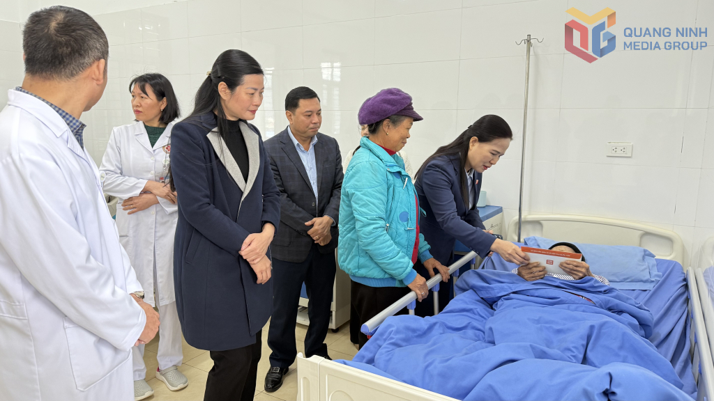 Đồng chí Đỗ Thị Lan thăm và chúc Tết y bác sĩ và bệnh nhân đang điều trị tại Bệnh viện Đa khoa khu vực Tiên Yên – Cơ sở 2.