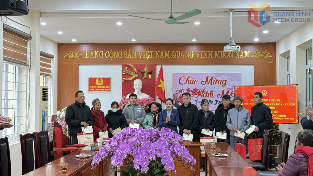 Đại biểu Quốc hội Đỗ Thị Lan thăm và chúc Tết Đảng bộ, chính quyền, Công an và người dân có hoàn cảnh khó khăn xã vùng cao Lương Minh.