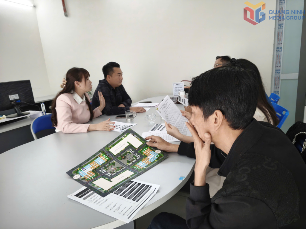 Người dân tìm hiểu thông tin về nhà ở xã hội trên địa bàn phường Cao Xanh.