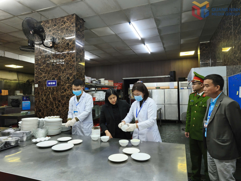 Đoàn kiểm tra liên ngành phường Bãi Cháy test nhanh kiểm tra lượng tinh bột, mỡ trên bát, đĩa sau khi đã rửa tại cơ sở kiểm tra.