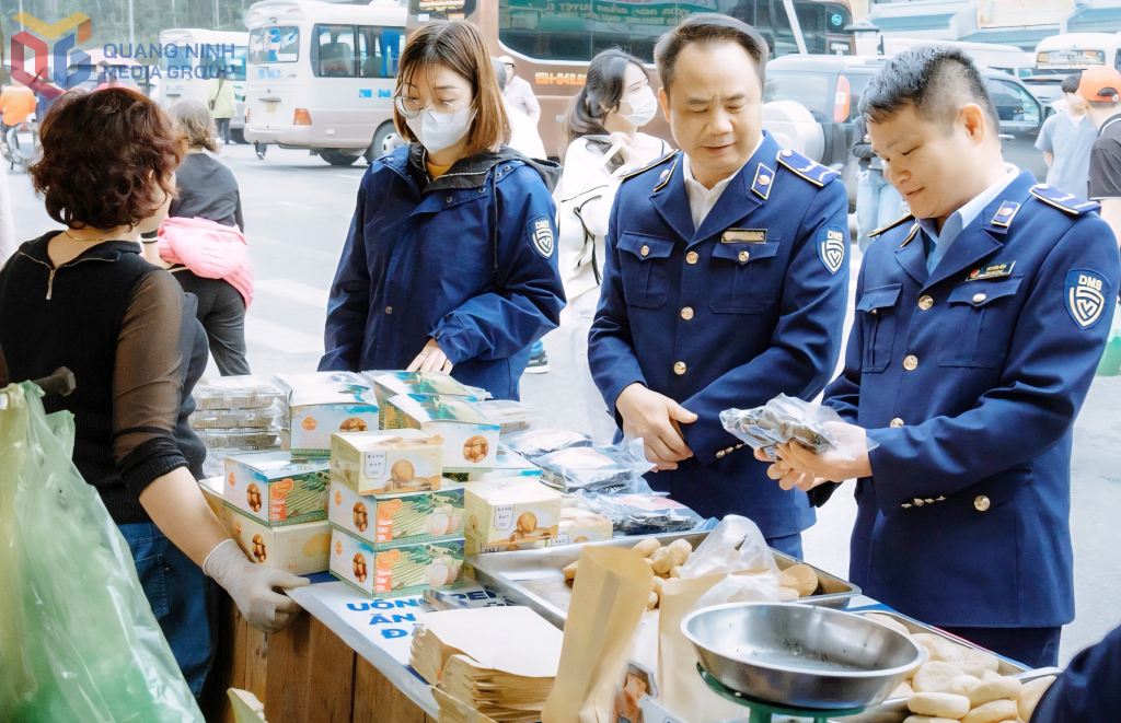  Cán bộ Đội QLTT số 6 kiểm tra một cơ sở kinh doanh tại Khu di tích và danh thắng Yên Từ.