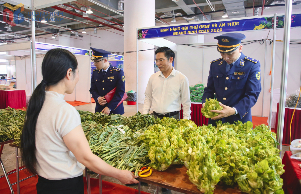 Lực lượng Quản lý thị trường kiểm tra sản phẩm tại hội chợ.