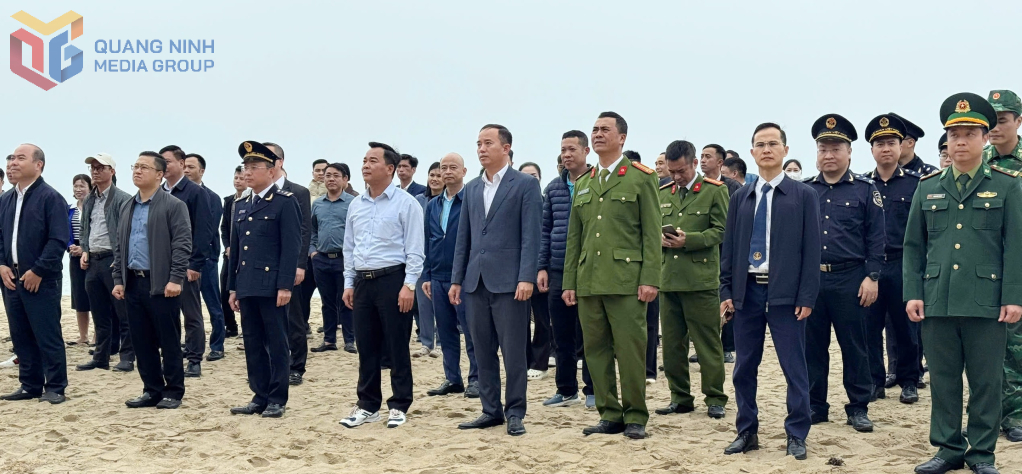 Đại diện Đảng ủy, chính quyền, các đơn vị lực lượng vũ trang, đơn vị đứng chân trên địa bàn xã Vĩnh Thực tham gia Lễ phát động