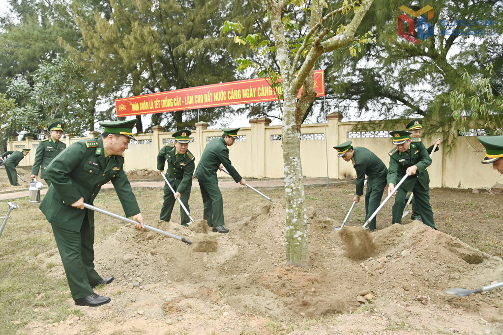 Lãnh đạo Bộ đội Biên phòng tỉnh tham gia trồng cây xanh.