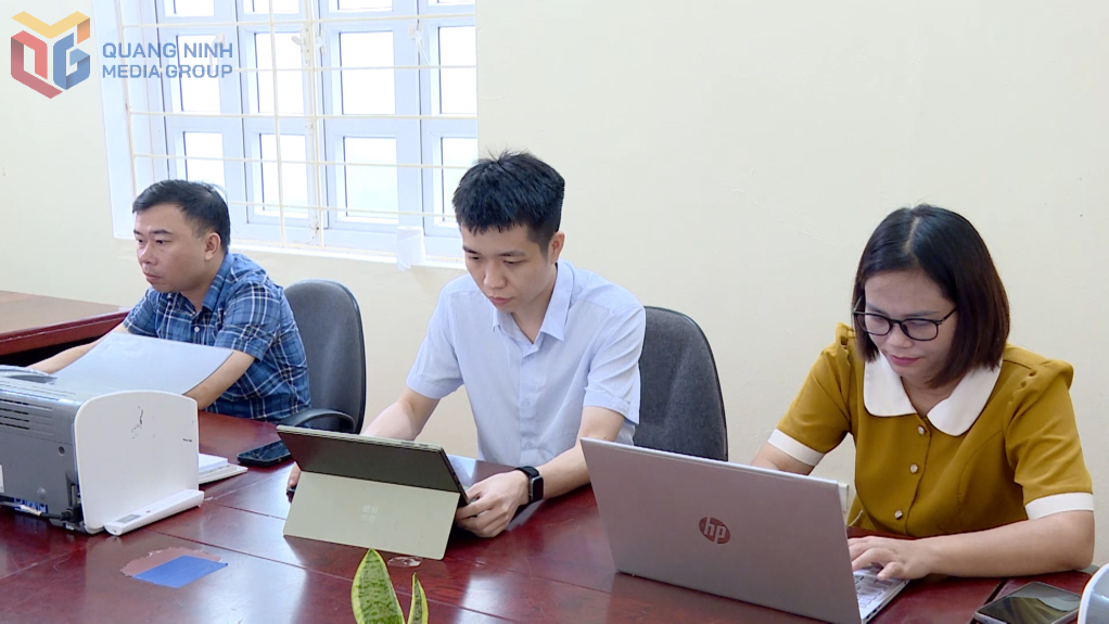 Cán bộ xã Kỳ Thượng làm việc hoàn toàn trên môi trường điện tử. Ảnh: Ngọc Trâm.jpg	