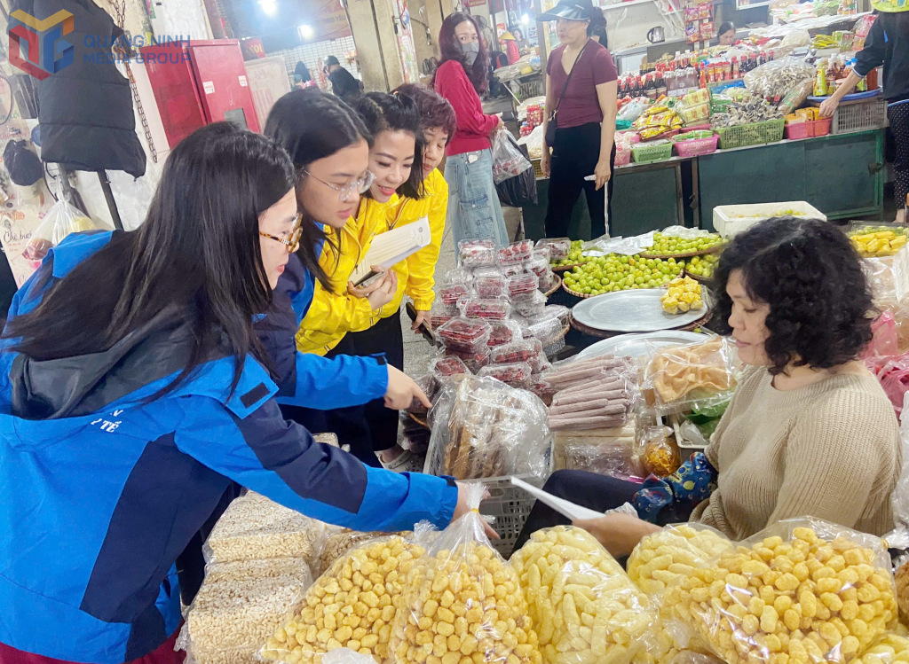 Cán bộ BHXH tỉnh và Bưu điện tỉnh tuyên truyền, vận động các hộ kinh doanh tại chợ Hạ Long 2 (phường Hồng Gai) tham gia BHXH tự nguyện, tháng 2/2026.