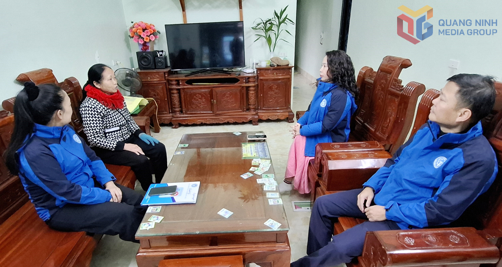 Cán bộ BHXH tỉnh và BHXH cơ sở Tiên Yên tuyên truyền chính sách BHYT theo Nghị quyết số 91/2025/NQ-HĐND của HĐND tỉnh cho bà Phạm Thị Hồng (thôn Đồng Châu, xã Tiên Yên), thuộc nhóm đối tượng từ 65 đến dưới 70 tuổi.