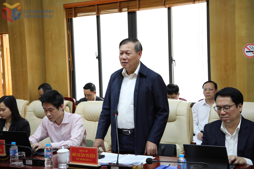 Thứ trưởng Bộ Y tế Đỗ Xuân Tuyên, Trưởng Đoàn công tác phát biểu tại buổi làm việc.