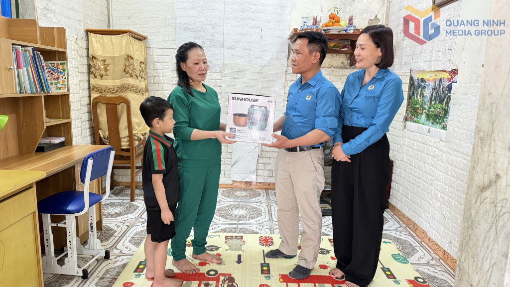 Công đoàn phường Hà Tu và Công đoàn Công ty CP Đầu tư và Phát triển Môi trường đô thị Quảng Ninh trao quà cho mẹ con chị Tăng Thị Thanh Vân.