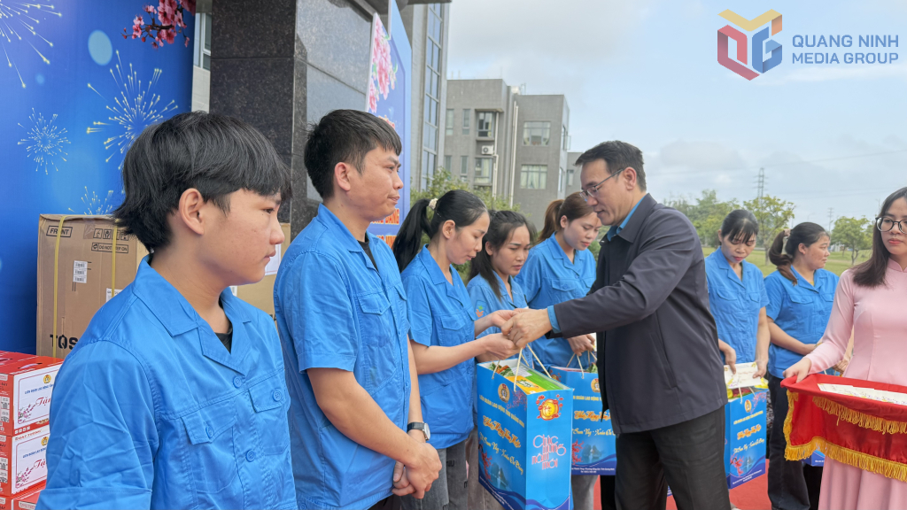 Ông Tô Xuân Thao, Chủ tịch LĐLĐ tỉnh tặng quà nhân dịp Tết sum vầy 2026 cho công nhân KCN Cảng biển Hải Hà.