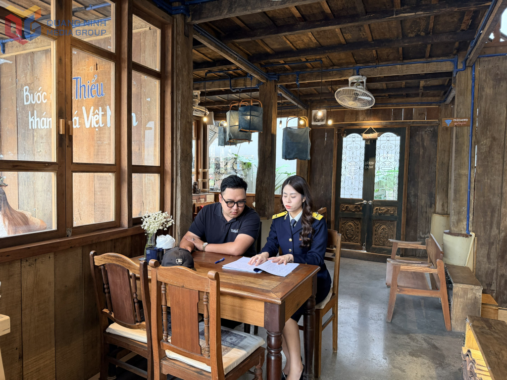 Cán bộ Thuế Cơ sở 1 hướng dẫn hộ kinh doanh ghi chép doanh thu.