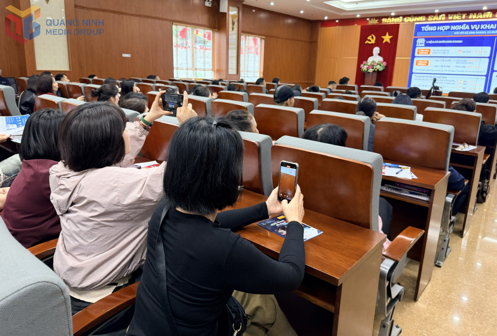 Các hộ kinh doanh lưu lại thông tin tại hội nghị phổ biến của Thuế tỉnh Quảng Ninh.