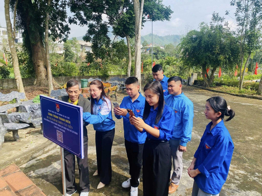 Đoàn viên, thanh niên xã Ba Chẽ hướng dẫn người dân quét mã QR tra cứu thông tin Di tích Đình Tân Tiến.