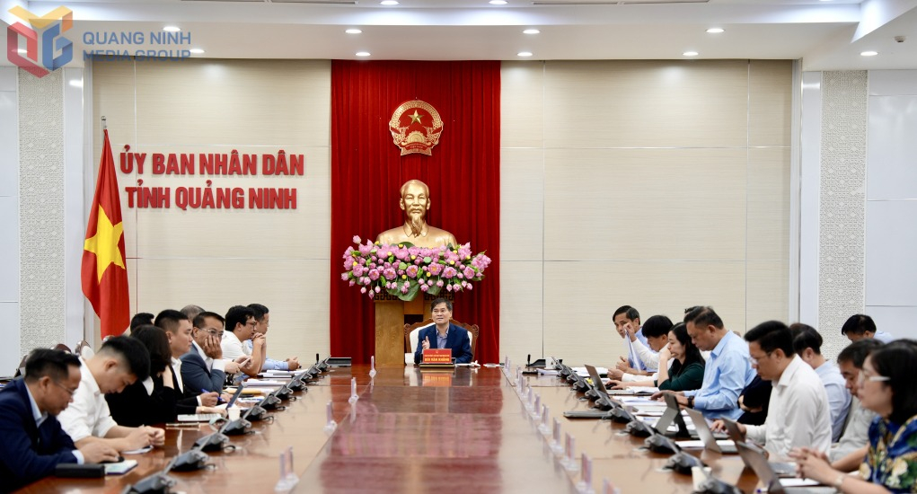 Đồng chí Bùi Văn Khắng, Phó Bí thư Tỉnh ủy, Chủ tịch UBND tỉnh, chủ trì họp, nắm bắt tình hình hoạt động sản xuất kinh doanh, những khó khăn, vướng mắc của các tập đoàn, tổng công ty, doanh nghiệp.