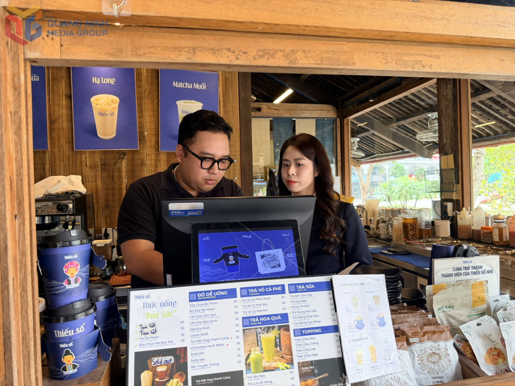 Cán bộ Thuế Cơ sở 1 hướng dẫn hộ kinh doanh ghi chép doanh thu.