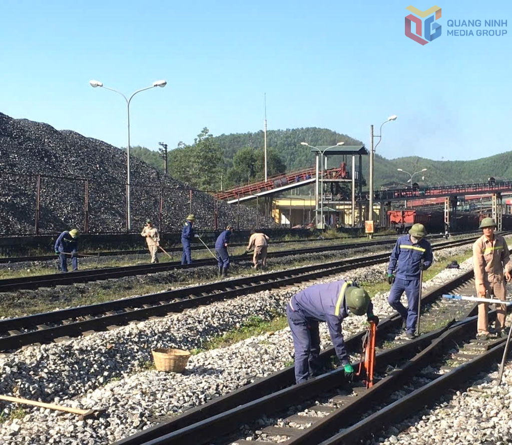 Công nhân tổ cầu đường, phân xưởng Đầu máy toa xe, Công ty Kho vận Đá bạc thi đua LĐSX chào mừng Tháng Công nhân, Tháng ATVSLĐ.