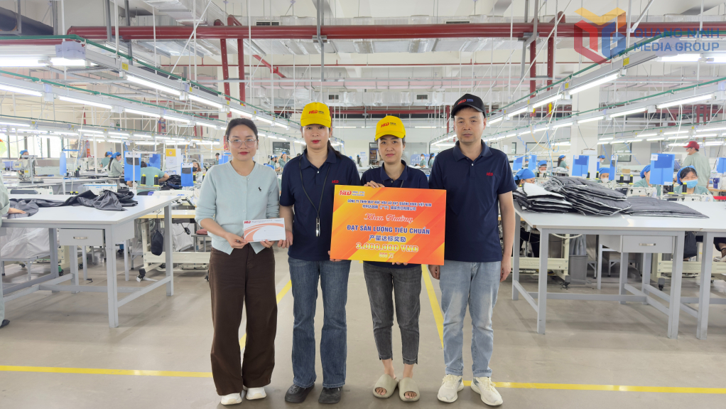 Tổ 2, phân xưởng 3, Công ty TNHH May mặc Hoa Lợi Đạt là tổ tiêu biểu xuất sắc được khen thưởng trong thi đua.