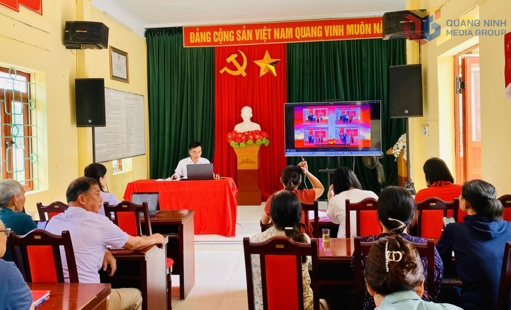 Một buổi sinh hoạt chi bộ sử dựng công nghệ số của chi bộ thôn Quảng Long 8, xã Đường Hoa.