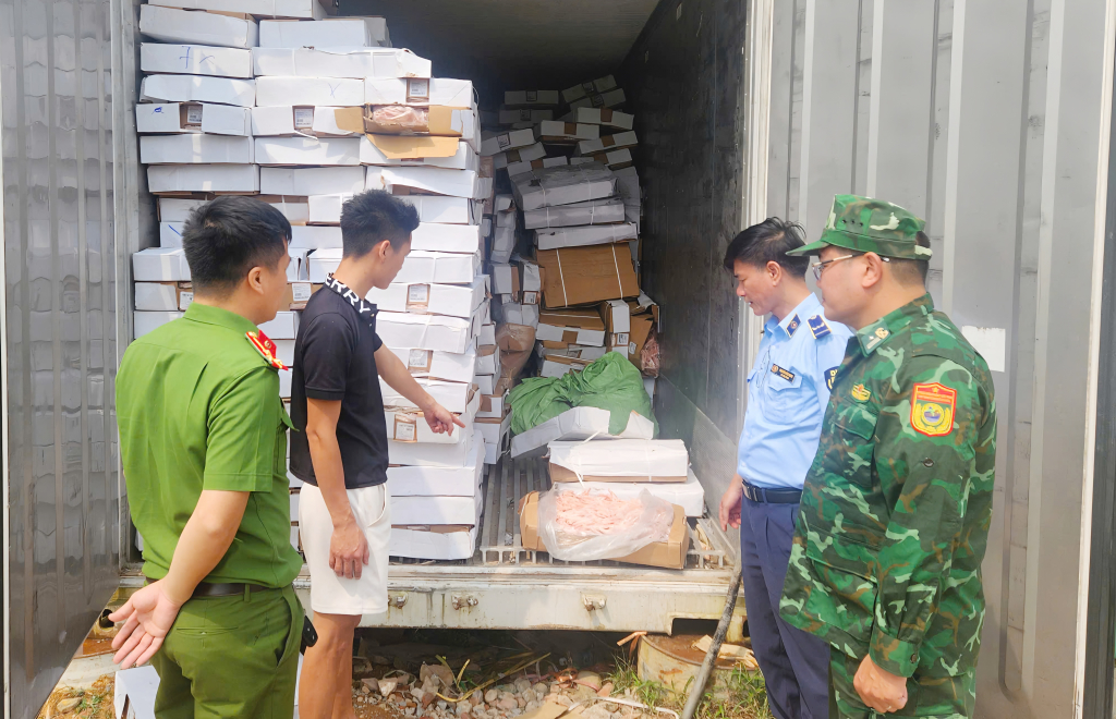 Lực lượng chức năng khám kho đông lạnh chứa 10.500 kg chân gà không rõ nguồn gốc ở xã Hải Sơn, tỉnh Quảng Ninh.