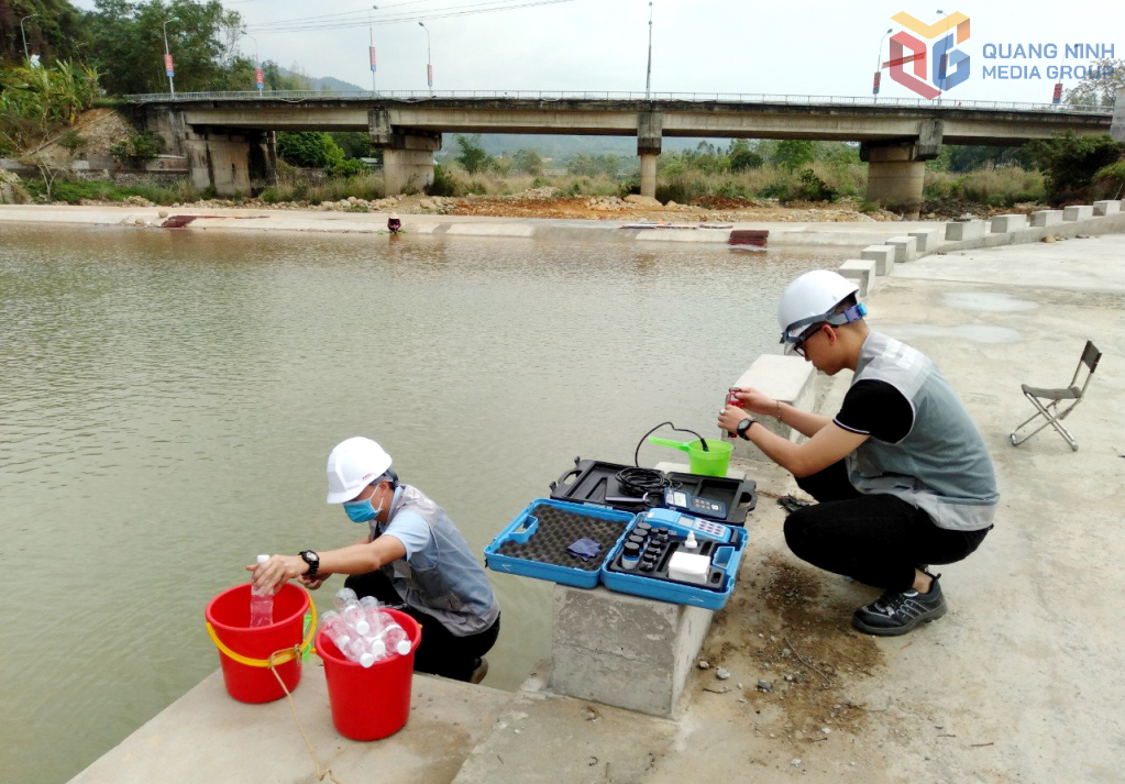 Cán bộ kỹ thuật Trung tâm Quan trắc Tài nguyên và Môi trường tỉnh thực hiện quan trắc môi trường tại những địa điểm thường xuyên có hoạt động phát thải. Ảnh: Nguyên Ngọc