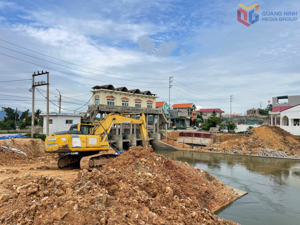 Hệ thống tiêu thoát nước trên địa bàn phường Hà An đang được đầu tư sửa chữa.