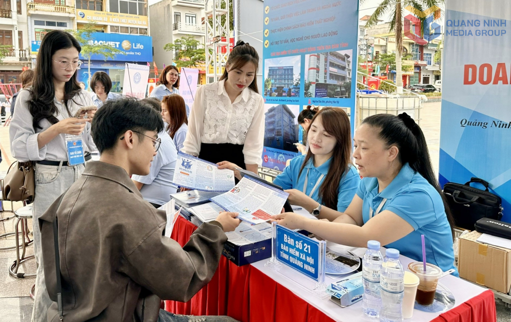 Cán bộ BHXH tỉnh tuyên truyền, tư vấn chính sách BHXH, BHYT cho người lao động trên địa bàn xã Quảng Hà, tháng 3/2026.