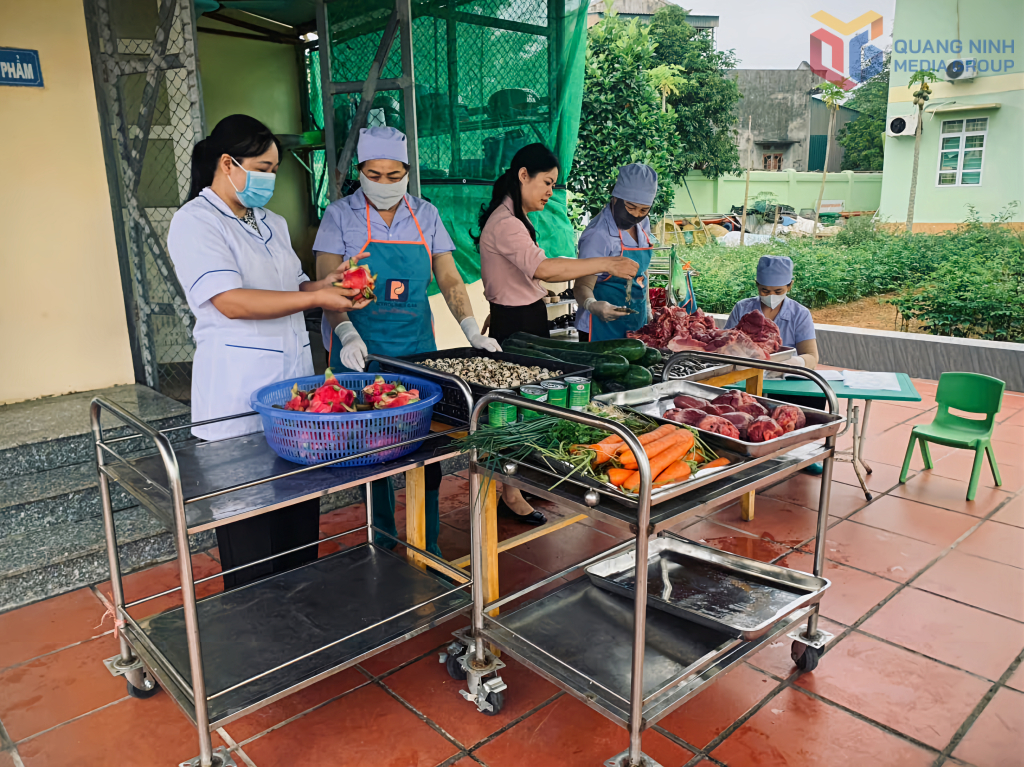 Lực lượng chức năng xã Đầm Hà kiểm tra ATTP tại bếp ăn của nhà trường Mầm non Đầm Hà I.