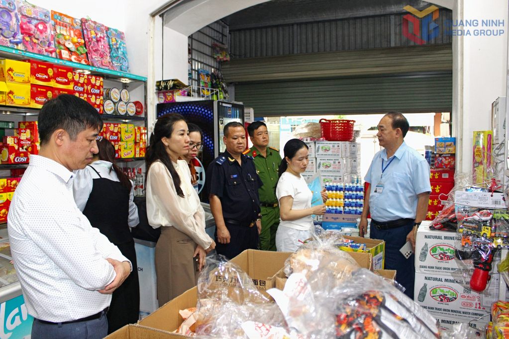 Đoàn kiềm tra liên ngành về ATTP tỉnh tiến hành kiếm tra các mặt hàng bánh kẹo, nước giải khát tại cửa hàng tạp hóa Tâm Liên (phường Móng Cái 3).