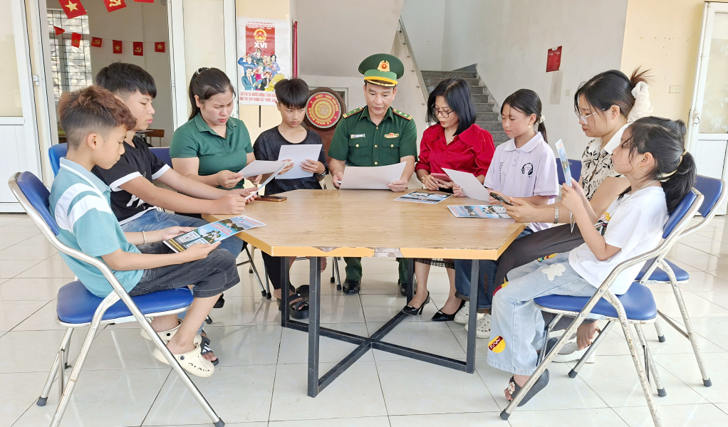Cán bộ Đồn BP Đảo Trần hướng dẫn giáo viên, học sinh điểm trường thôn Trần cách sử dụng mã QR.