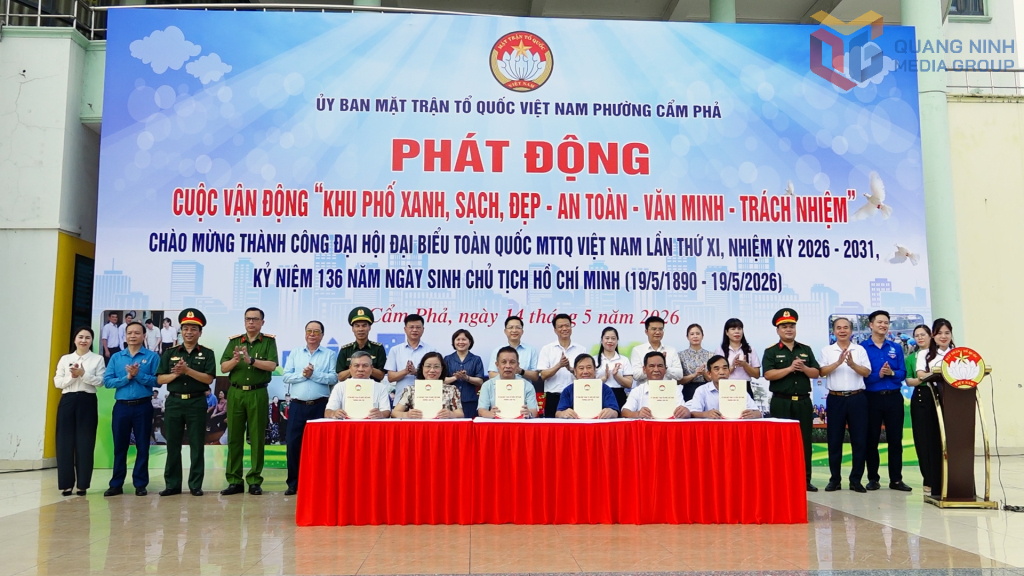Ủy ban MTTQ phường, các cơ quan, đơn vị và đại diện các khu phố trên địa bàn phường Cẩm Phả ký kết chương trình phối hợp thực hiện cuộc vận động. 