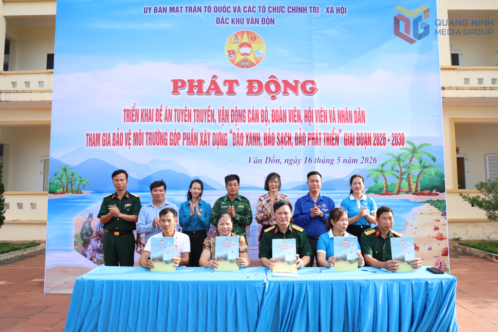 Đại diện các thôn, tổ chức, cá nhân hoạt động trong lĩnh vực dịch vụ, du lịch ký cam kết thực hiện các quy định về bảo vệ môi trường.  