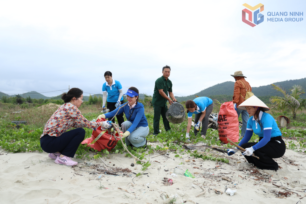 Đông đảo cán bộ, đoàn viên, hội viên, lực lượng vũ trang và nhân dân đã tham gia ra quân hưởng ứng Đề  án, thu gom rác tại khu dân cư và các tuyến đường trên đảo Ngọc Vừng