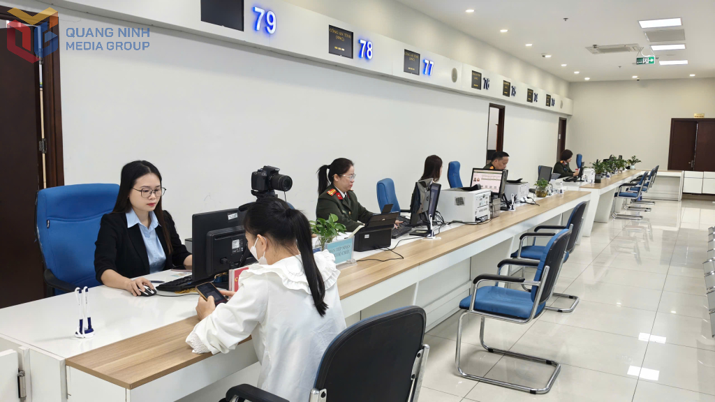Cán bộ tại Trung tâm Phục vụ hành chính công tỉnh giải quyết thủ tục hành chính của doanh nghiệp.