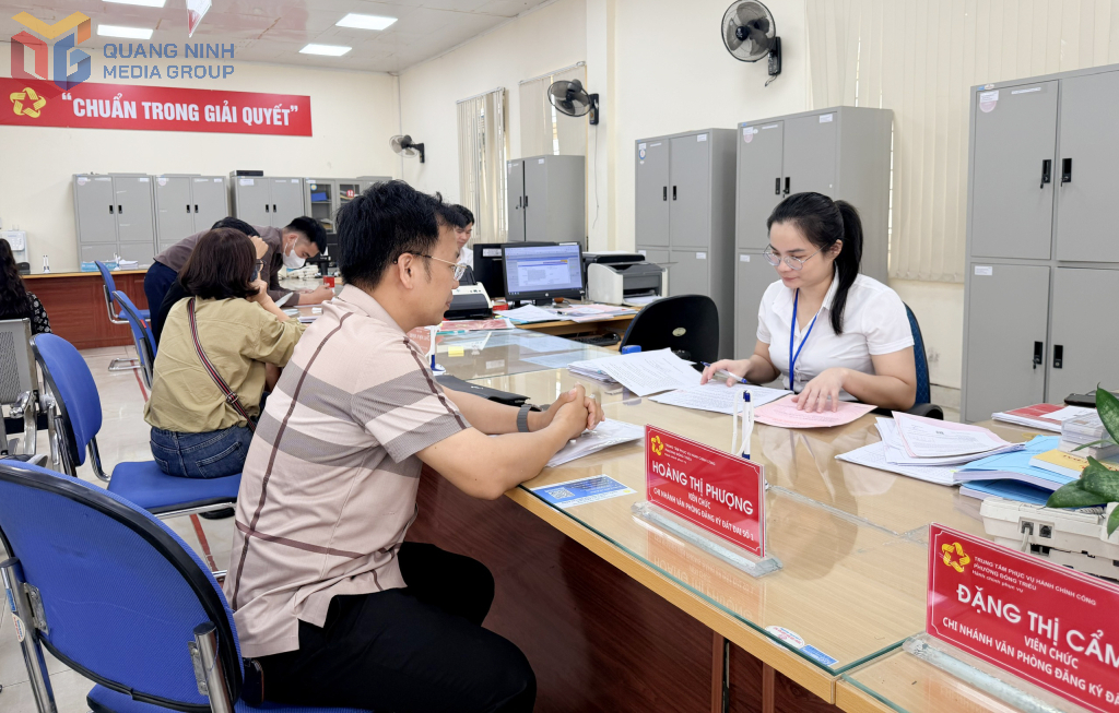 Cán bộ Trung tâm Phục vụ hành chính công phường Đông Triều giải quyết thủ tục hành chính.